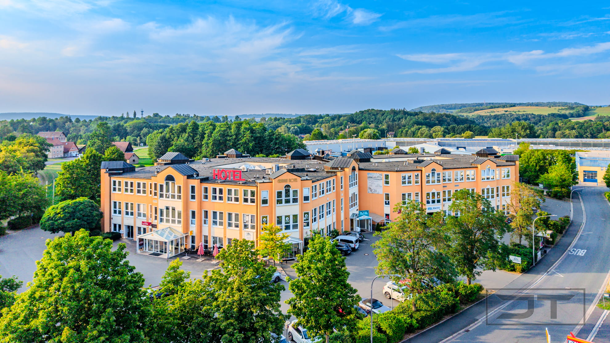 Ansicht Straßenseite weit-237