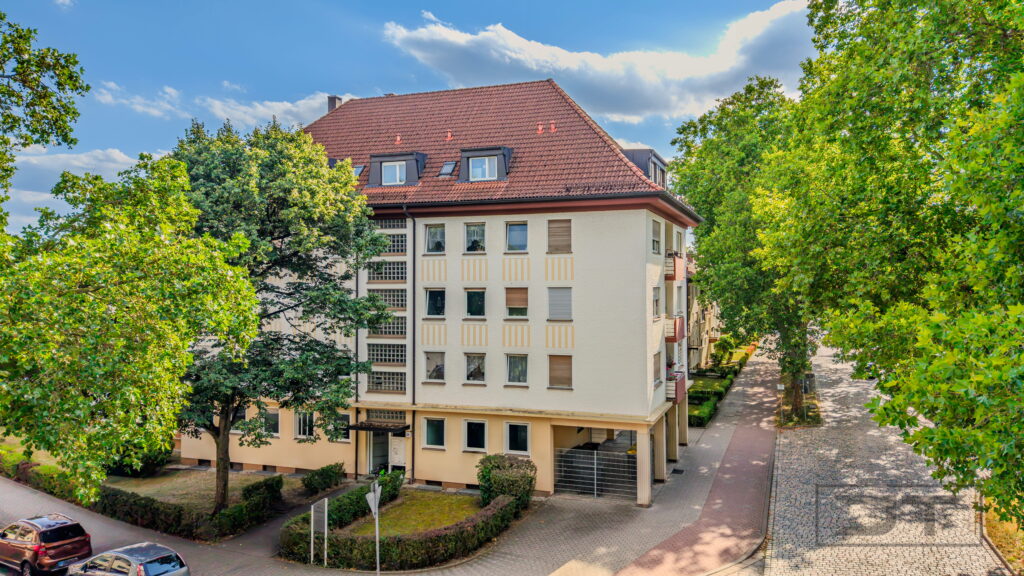 Zentral gelegene Dachgeschosswohnung mit Garage, Einbauküche & modernem Bad!