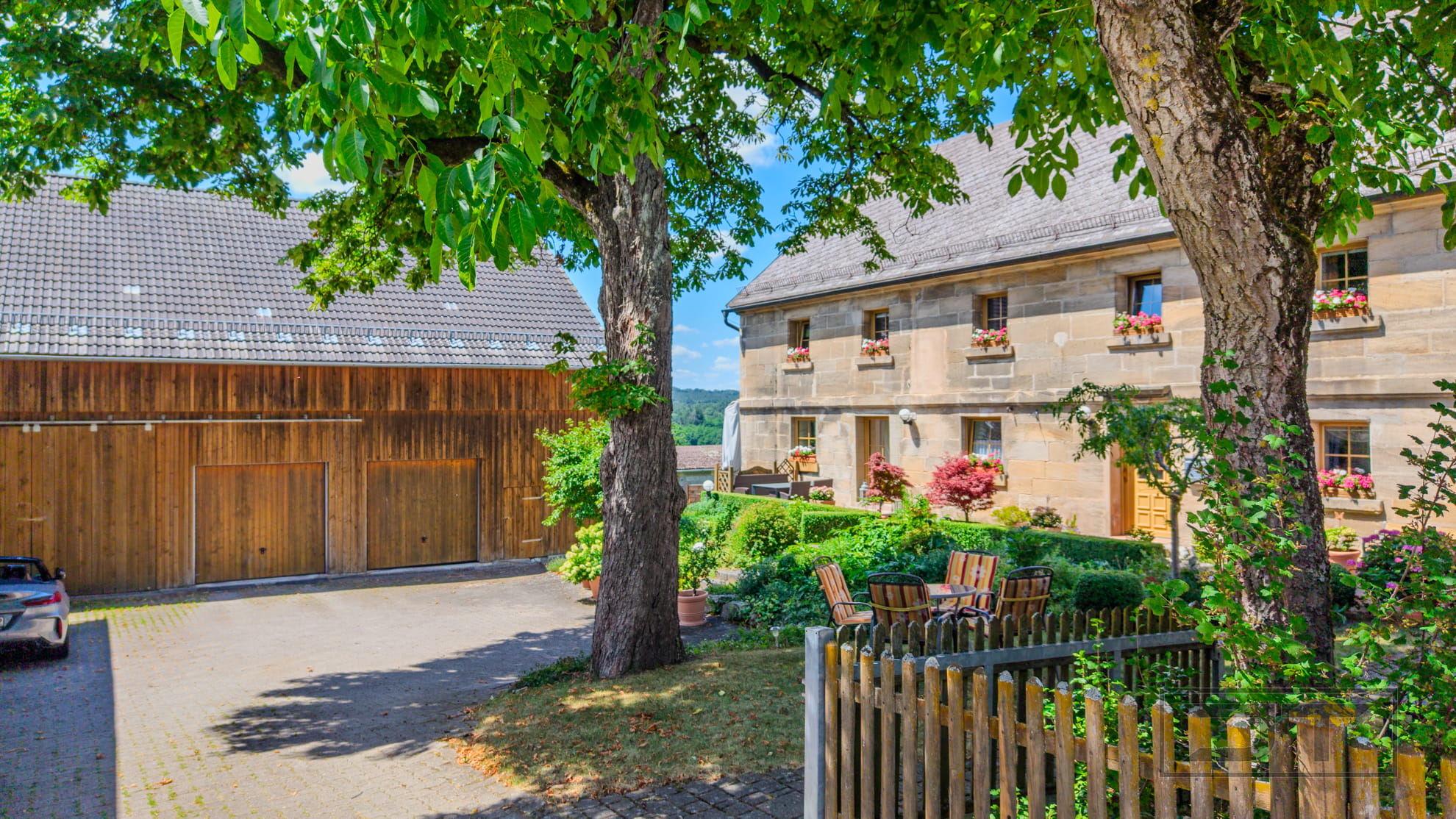 Hof mit Einfahrt-159