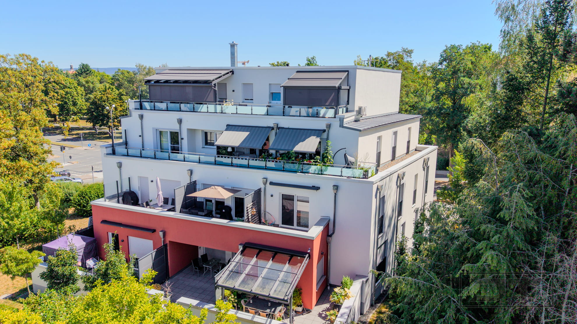 Rückseite mit Terrassen