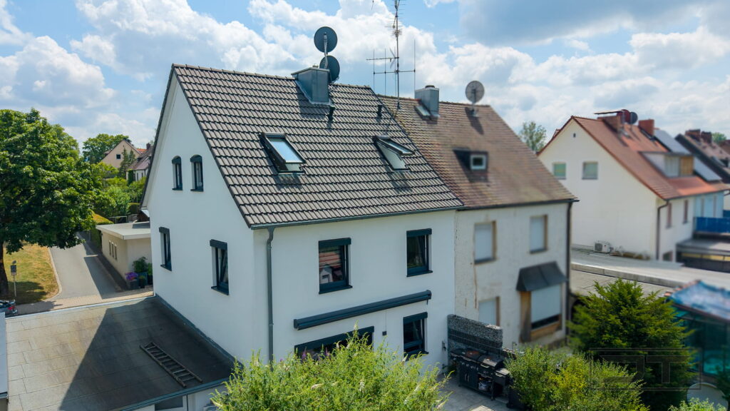 Stadtteil Birken: 2015 modernisierte DHH mit zeitlos-puristischem Interieur und Blick ins Grün!