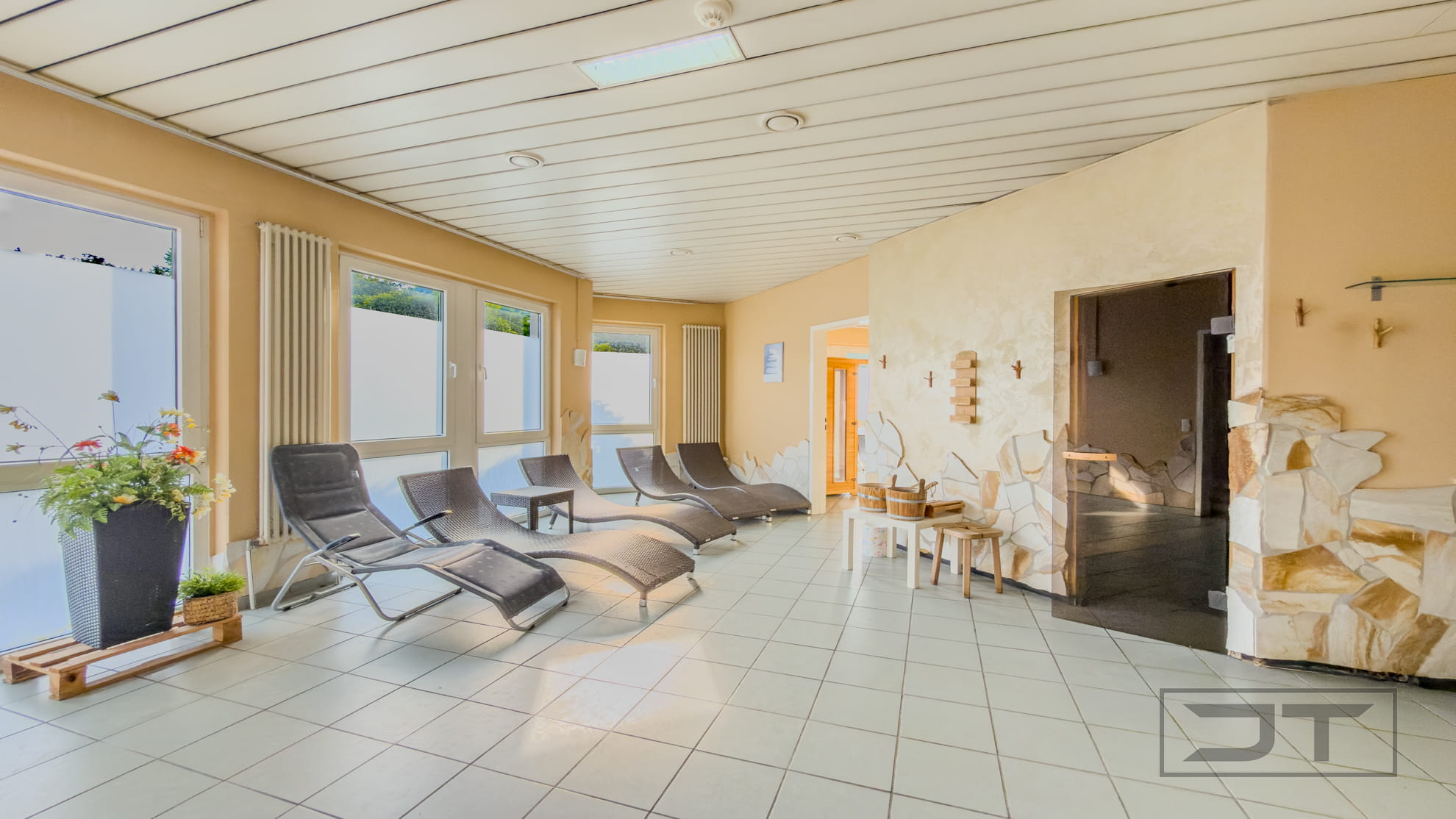 Wellnessbereich mit Sauna-216