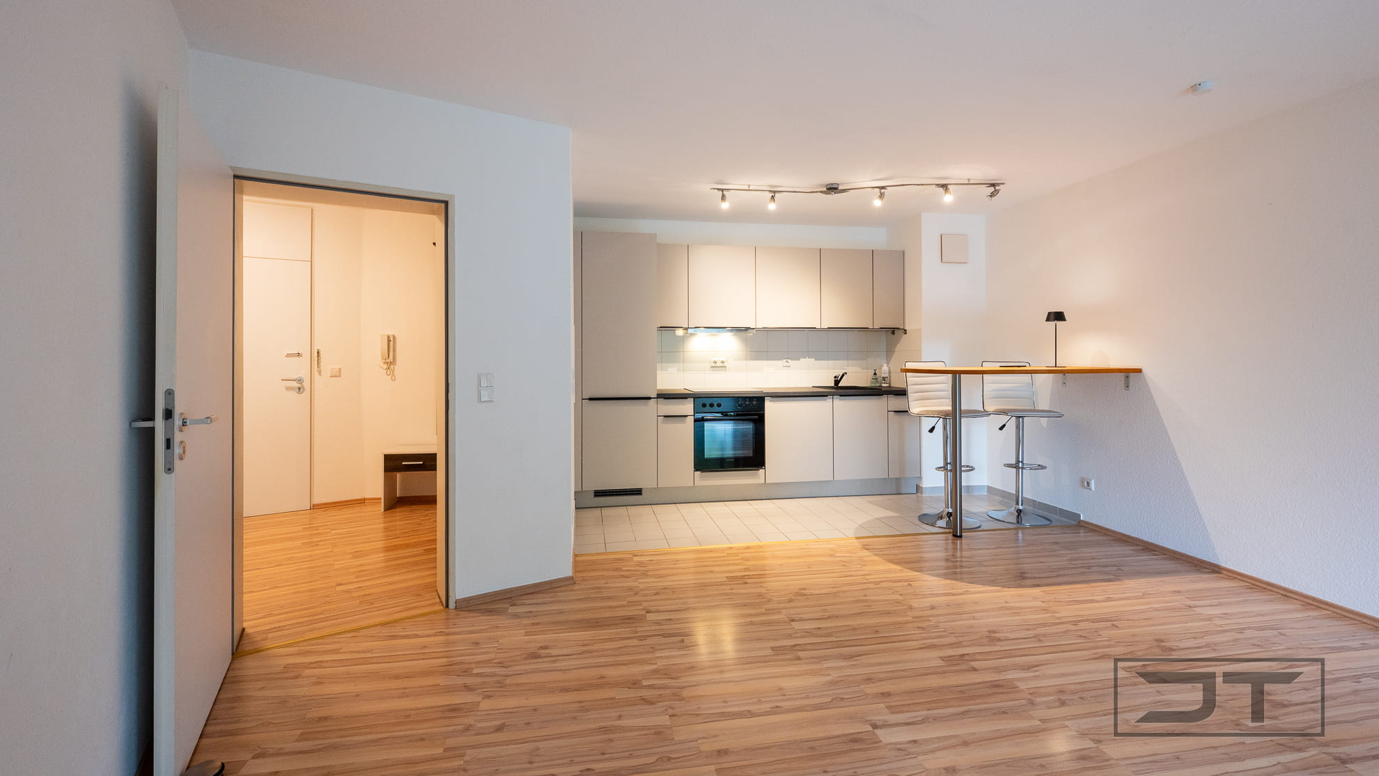 Eingang Wohnzimmer mit offener Küche (116 von 1)