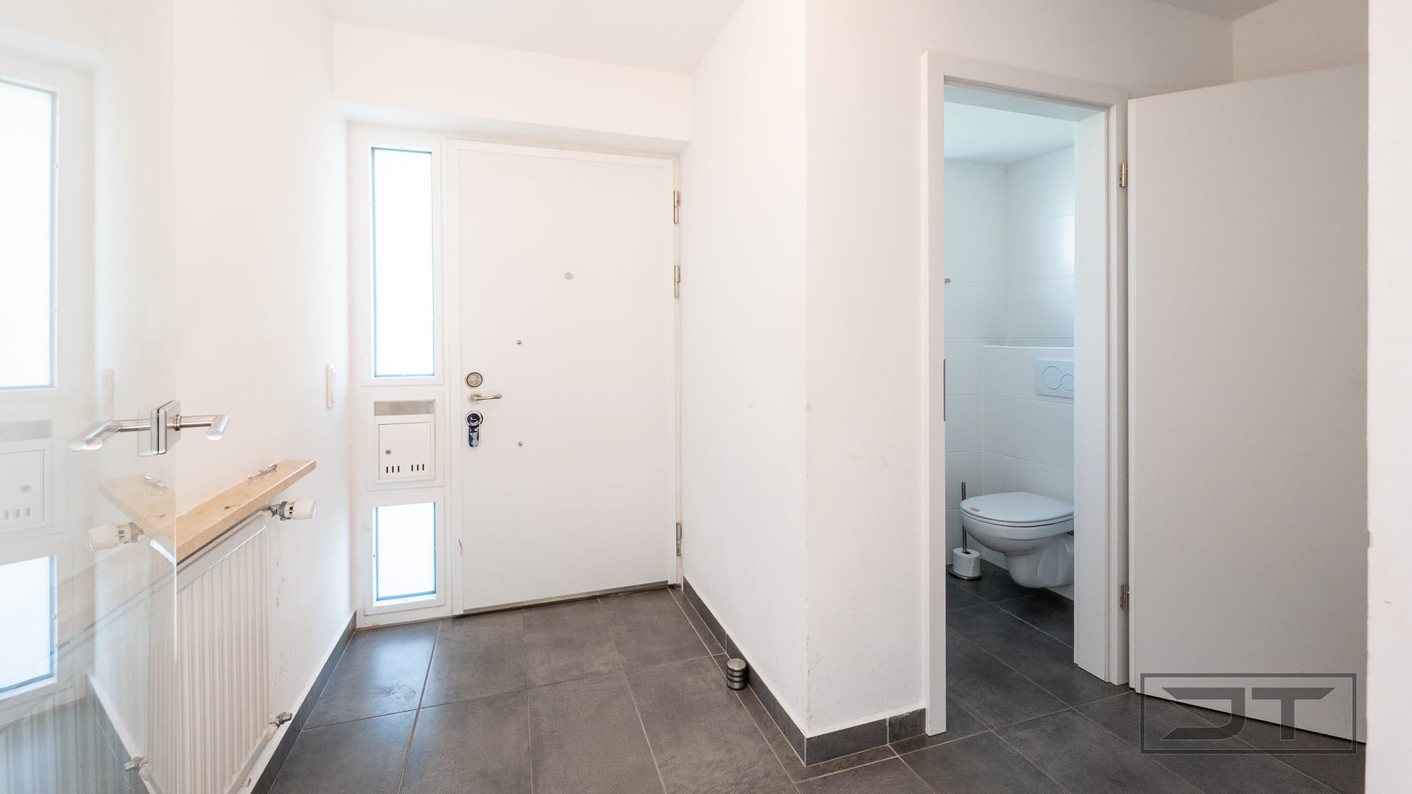 Eingangsbereich mit Gäste-WC JT - Thame-r Immobilien (75 von 1)