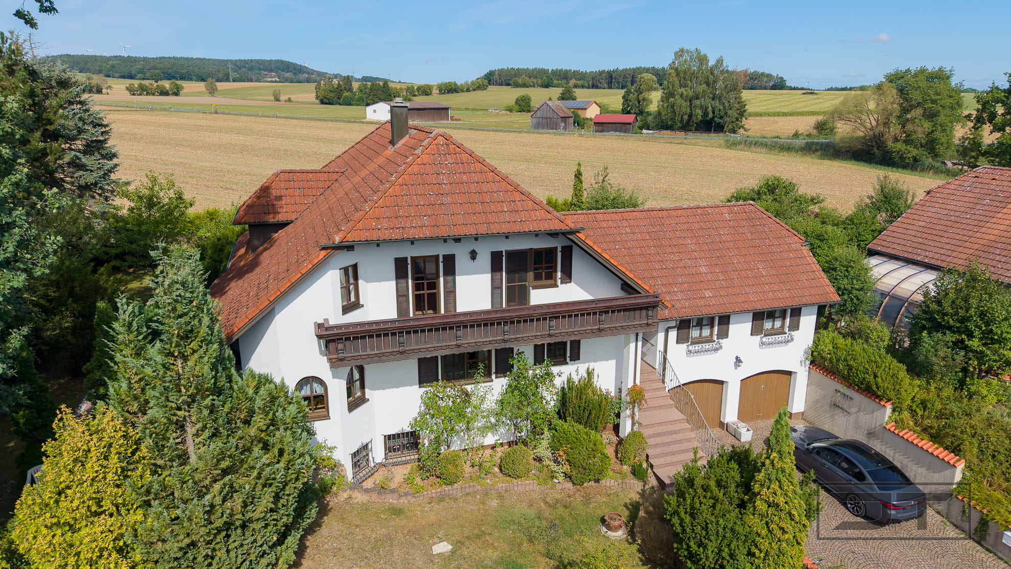 Elegantes Landhaus mit großem Wohnbereich, Kachelofen und herrlichem Fernblick in Gottsfeld!
