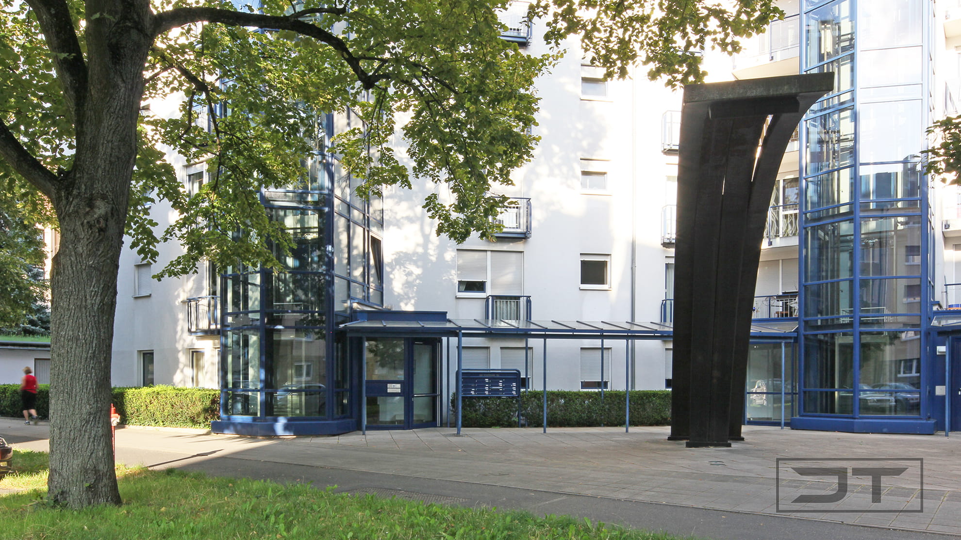 Vorplatz mit Hauseingang (132 von 1)