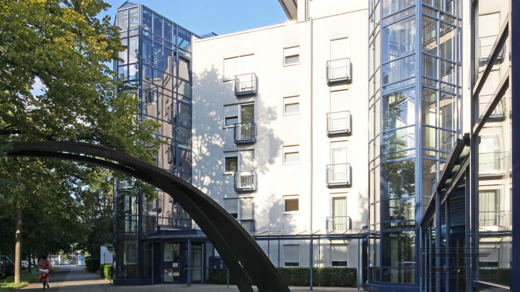 Modernisierte 2-Zimmer-Wohnung am Stadtpark mit 2026 saniertem Bad, neuer Küche & Blick ins Grün!