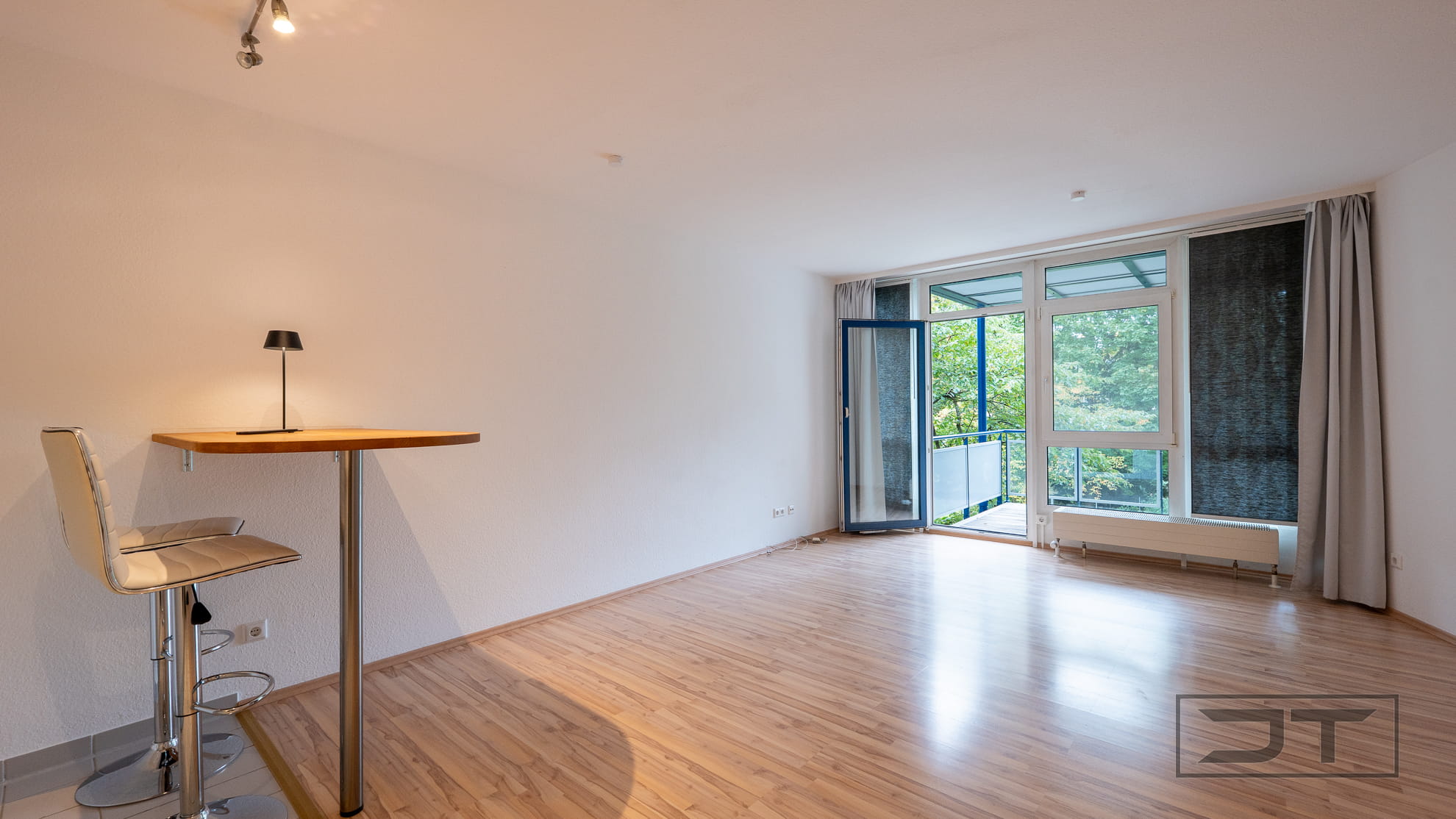 Wohnzimmer mit Balkonzugang (128 von 1)