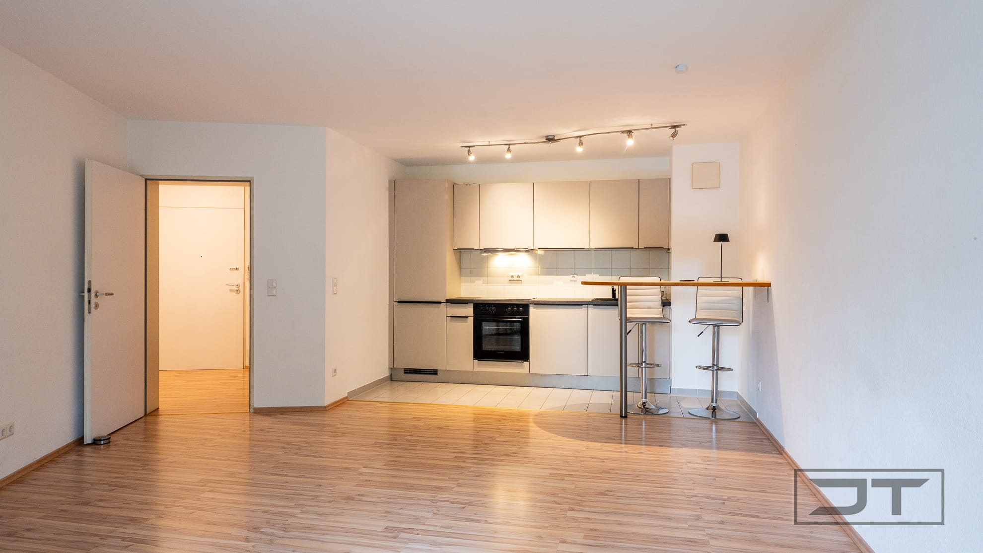 Wohnzimmer mit offener Küche (125 von 1)