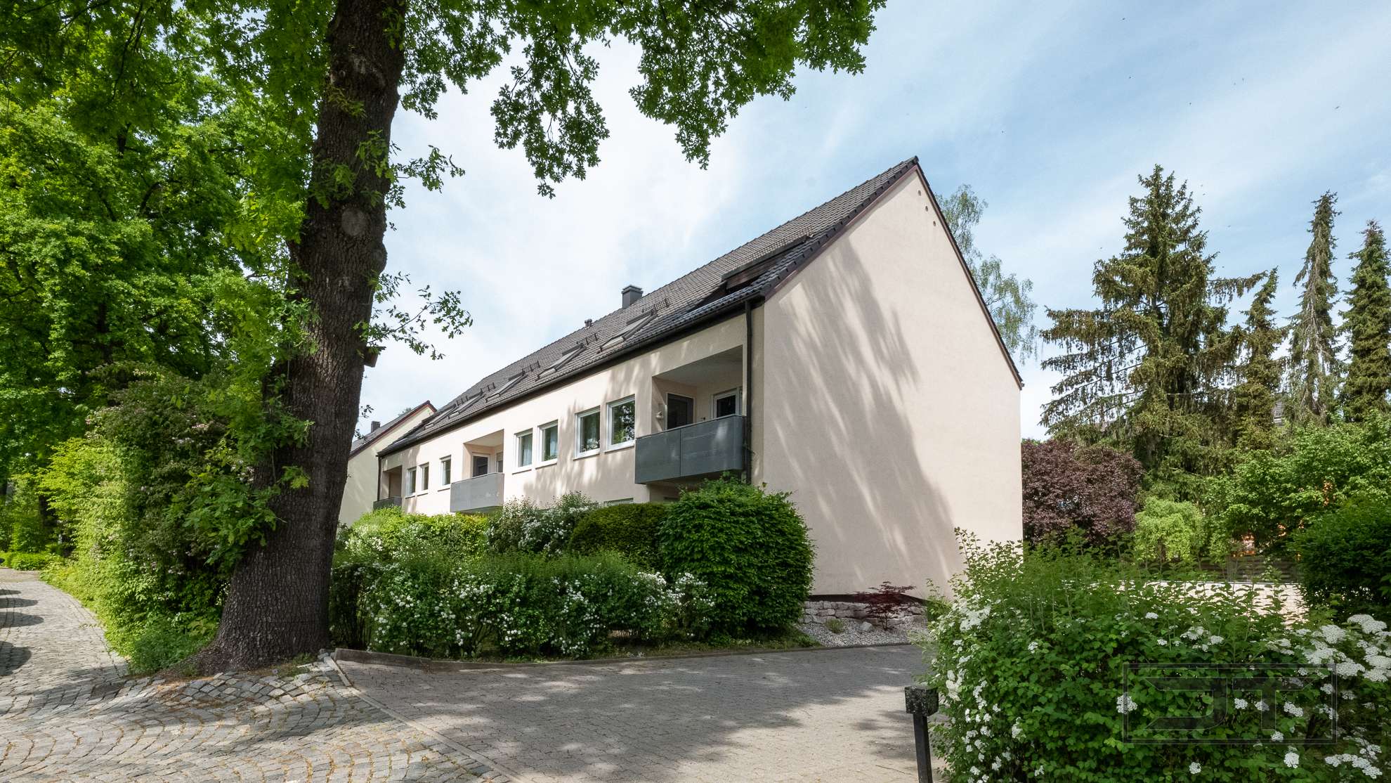 Moderne 3-Zimmer-DG-Wohnung mit Einbauküche und Balkon in guter Bayreuther Lage!